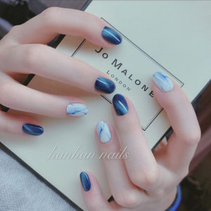 Màu nail xanh cổ điển classic blue đang được lăng xê rần rần: "Nhích" thử mới biết vừa sáng tay lại vừa sang xịn 2 Màu nail xanh cổ điển classic blue đang được lăng xê rần rần: "Nhích" thử mới biết vừa sáng tay lại vừa sang xịn 2